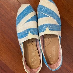 TOMS authentic shoes. Size 7w